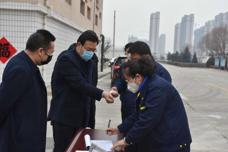 市城管局劉云飛局長一行蒞臨忻州市水務(wù)有限責(zé)任公司污水處理分公司檢查疫情防控及復(fù)工復(fù)產(chǎn)工作情況。.jpg