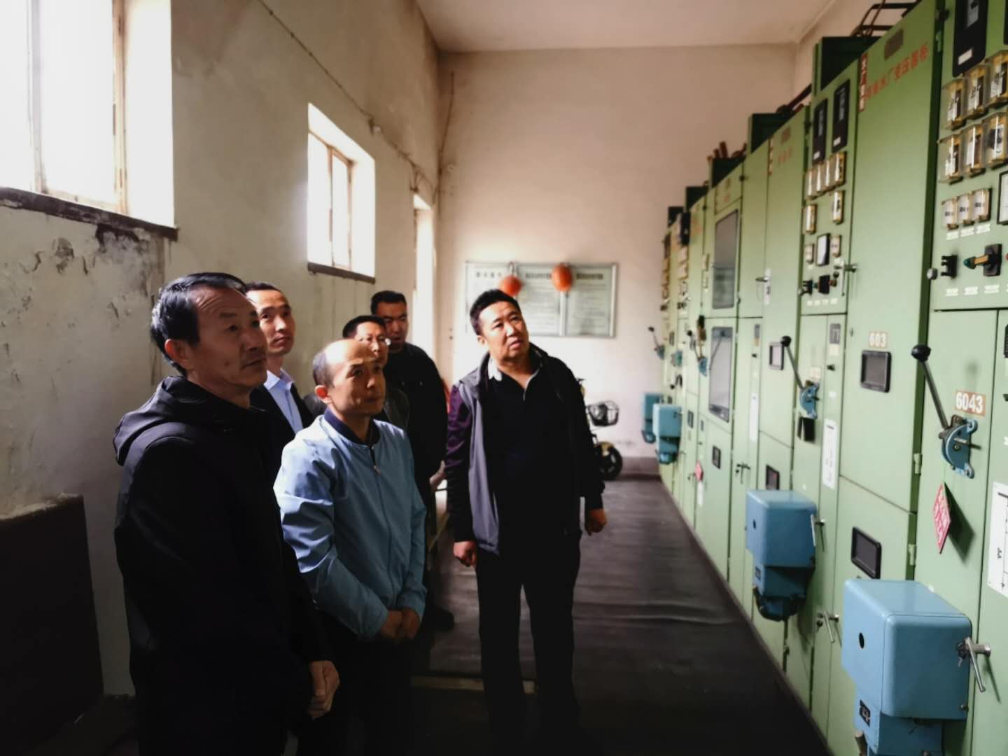 公司總經(jīng)理王建人在供水、污水生產(chǎn)一線開展風(fēng)險隱患排查.jpg