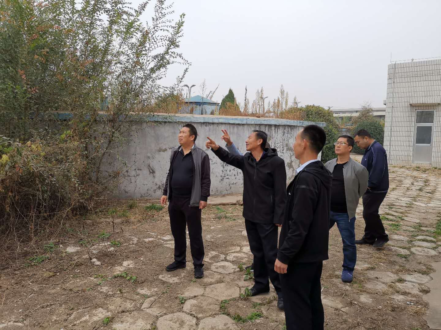 公司總經(jīng)理王建人在供水、污水生產(chǎn)一線開展風(fēng)險隱患排查 (1).jpg